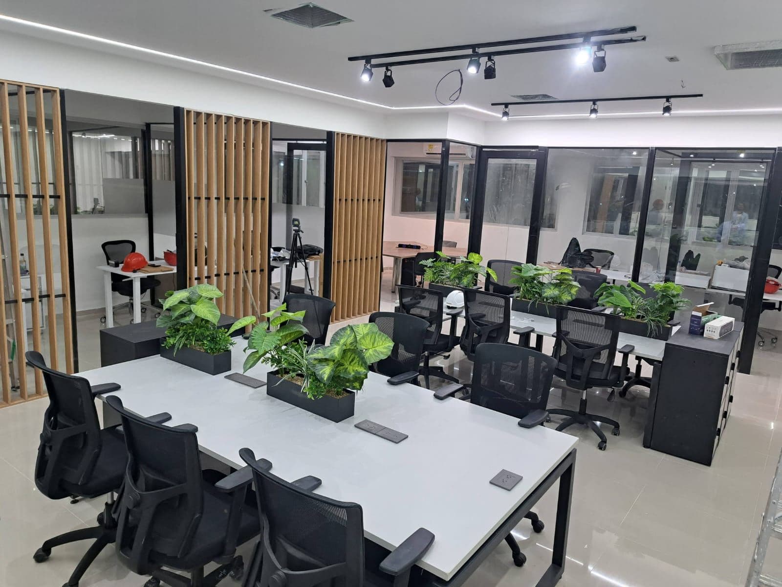 Equipo de DOS A&B Ingeniería en obra de adecuación